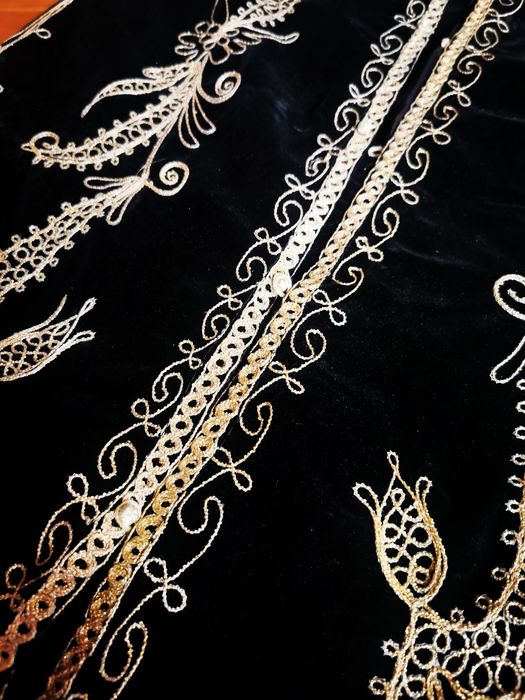 Винтидж бродиран кафтан и две винтидж узбекски шапки "Тубетей"