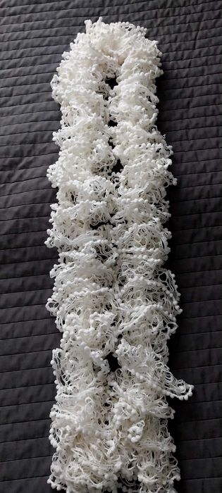 Fular alb și fular alb cu negru croșetate