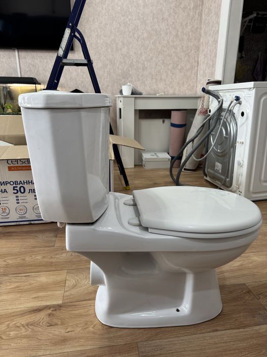 Продам унитаз с бачком
