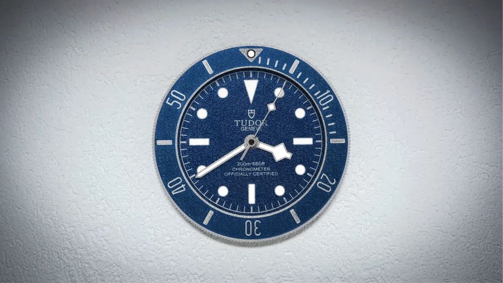 Tudor Black Bay – стенен часовник