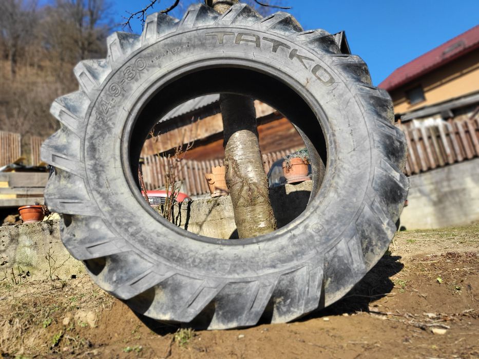 Vând cauciuc de tractor 14.9-30