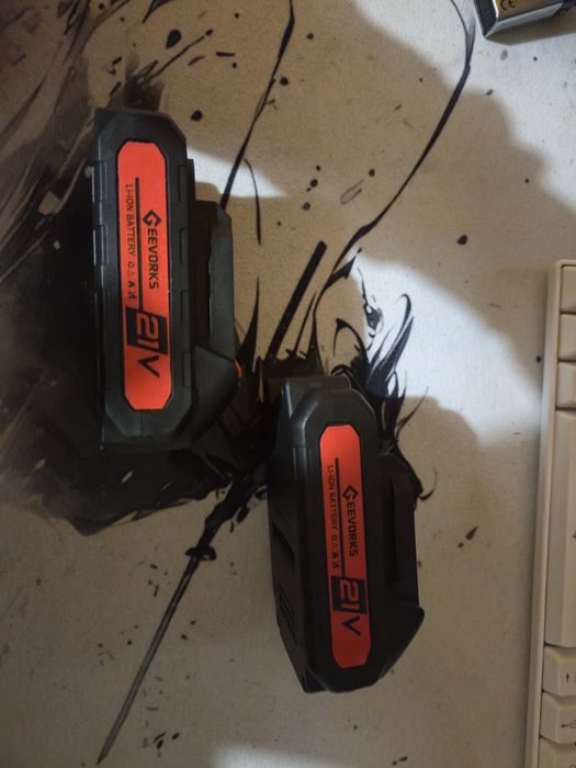 2 батерии Geevorks 21V 1300mAh + зарядно - чисто нови