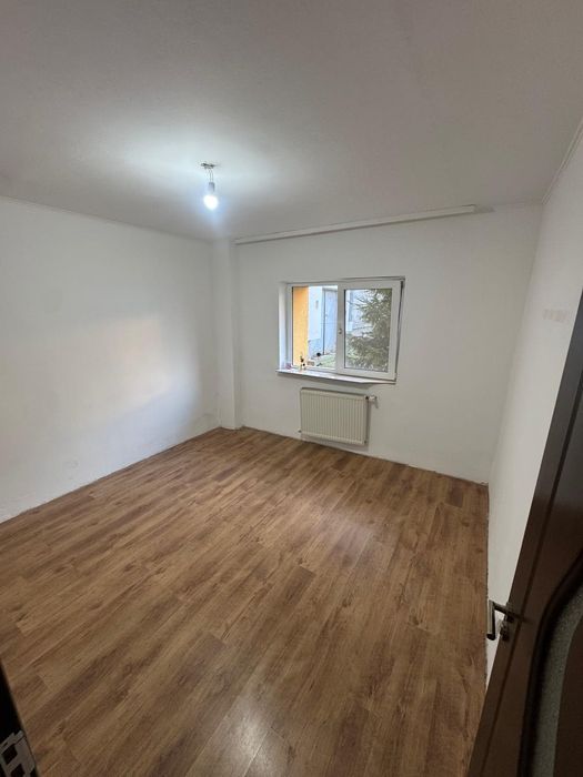 Vand apartament cu 4 camere zona Obcini