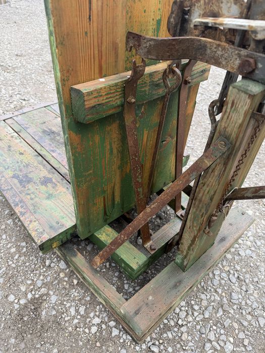 Стара механична платформена везна – ретро индустриален стил