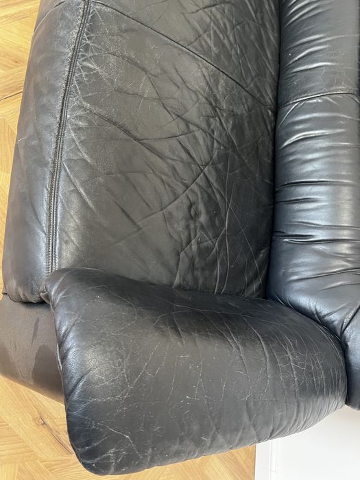 Canapea piele neagră 2 locuri, comfortabilă, uzată, ieftină