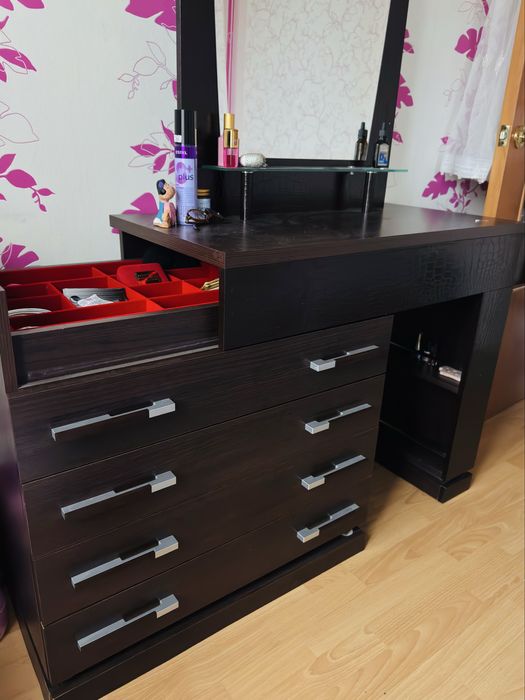 Продам комод туалетный столик