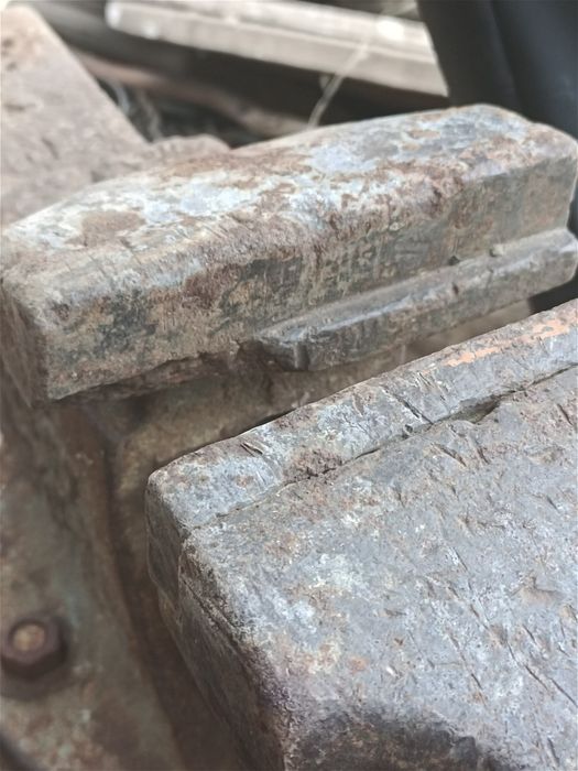 Продам тиски (большие) советские