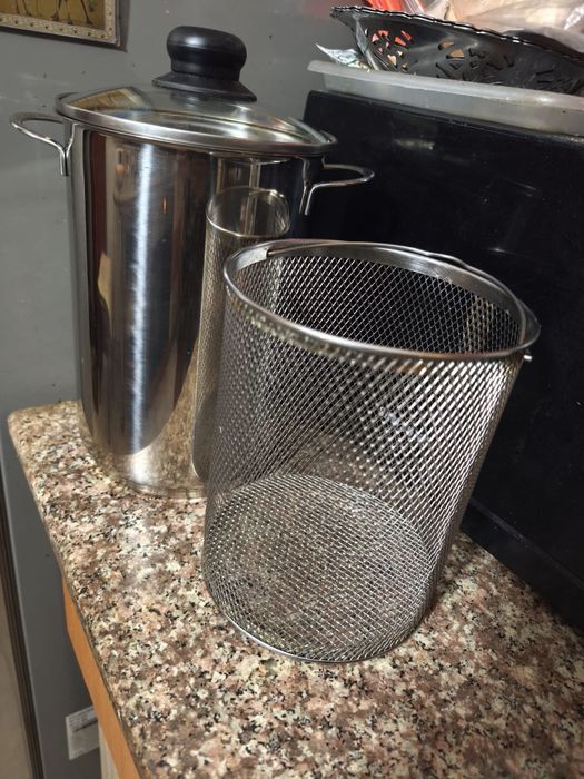Vând oala inox cu capac de sticla și cuva de plasa
