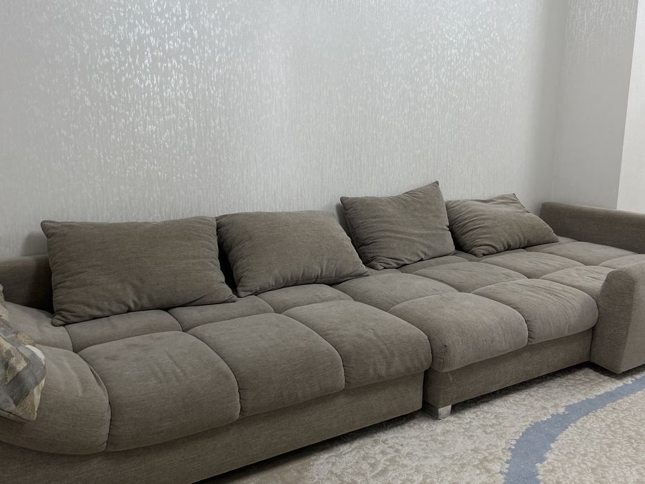 Диван серый.