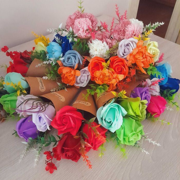 Букети от пластични и глицеринови цветя