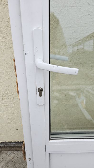 Продам пластиковую дверь.