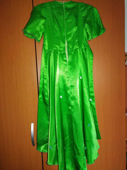 Rochie verde cu trena din satin 5-7 ani