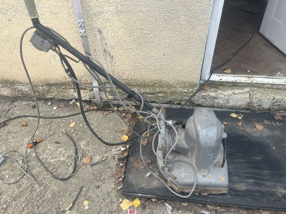 Mașină electrică de șlefuit parchet profesionala cu banda abrazivă.