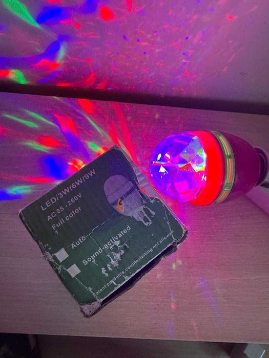Bec LED Rotativ RGB E27 — Efect Disco, Funcțional, cu Cutie