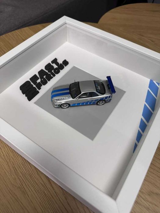 Рамка с макет от Бързи и яростни 2 - Nissan Skyline R34 GT-R 1:43