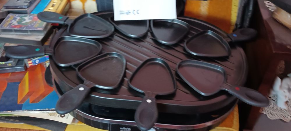 Gril electric cu tăvițe,  nou nouț este de Firma.