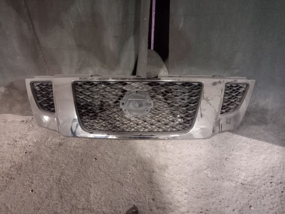 Продам б/у решетку радиатора для Nissan Patrol Y62.