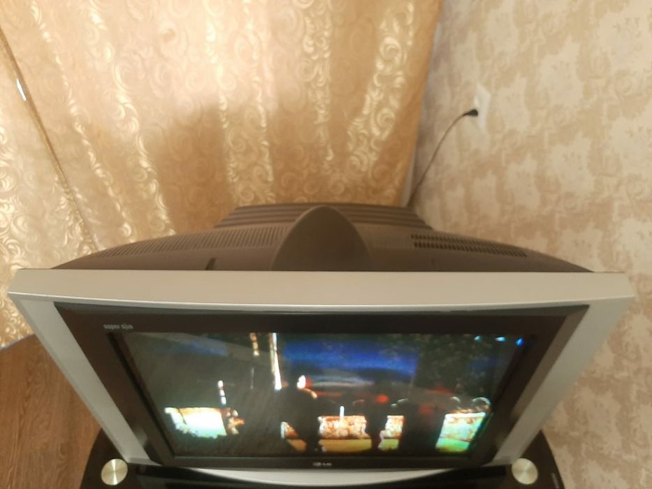Телевизор LG 72 диагональ