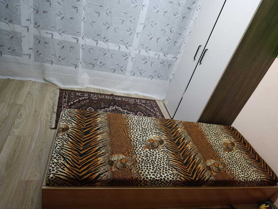 Продавам две легла с матрак.