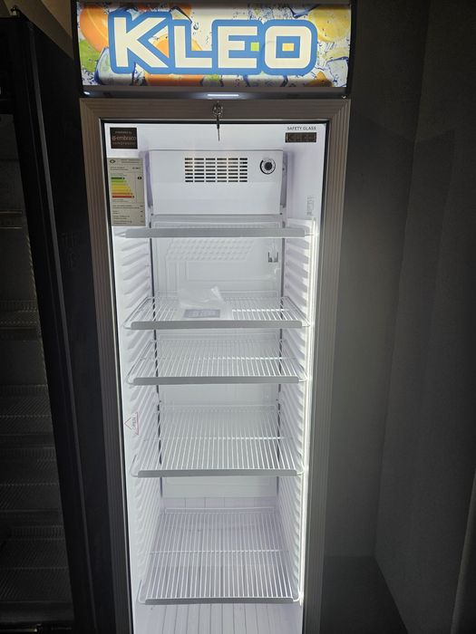 Продам витринный холодильник