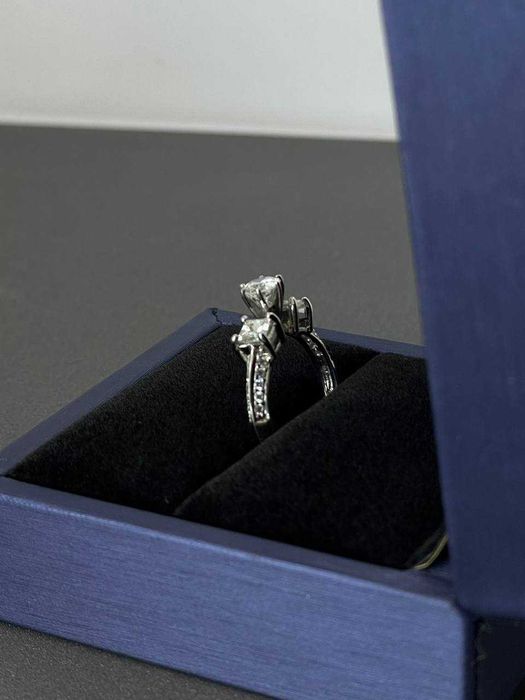 Золотое кольцо с бриллиантом