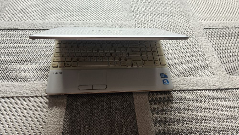 Лаптоп Sony VAIO VPCEB1E1E Core i3, 4GB RAM, Windows 10  Оригинална чанта VAIO
