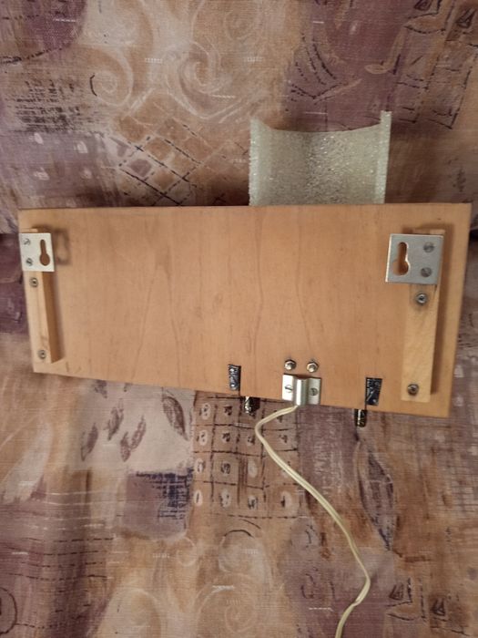 Аплик за стена с дървена основа