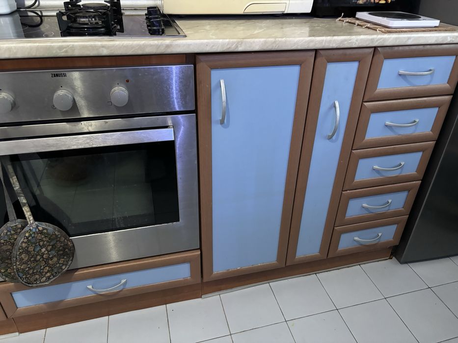Продавам кухня в светло синьо и кафяво