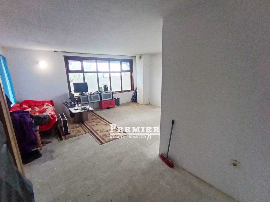 Продаваме триетажна тухлена къща в село Тънково