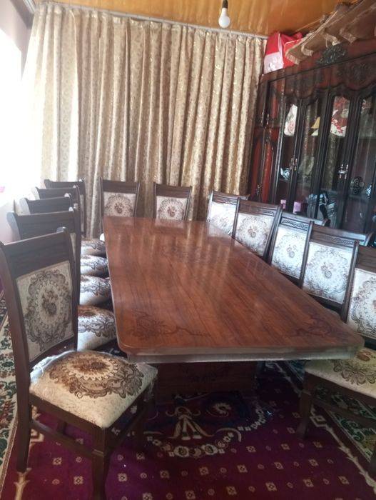 Mehmonxona uchun stol stul