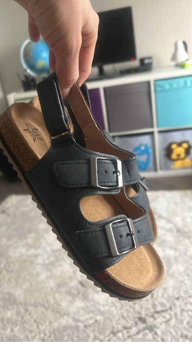 Продам сандалии на мальчика