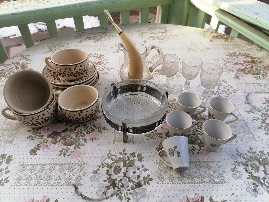 Посуда и принадлежности  столовые