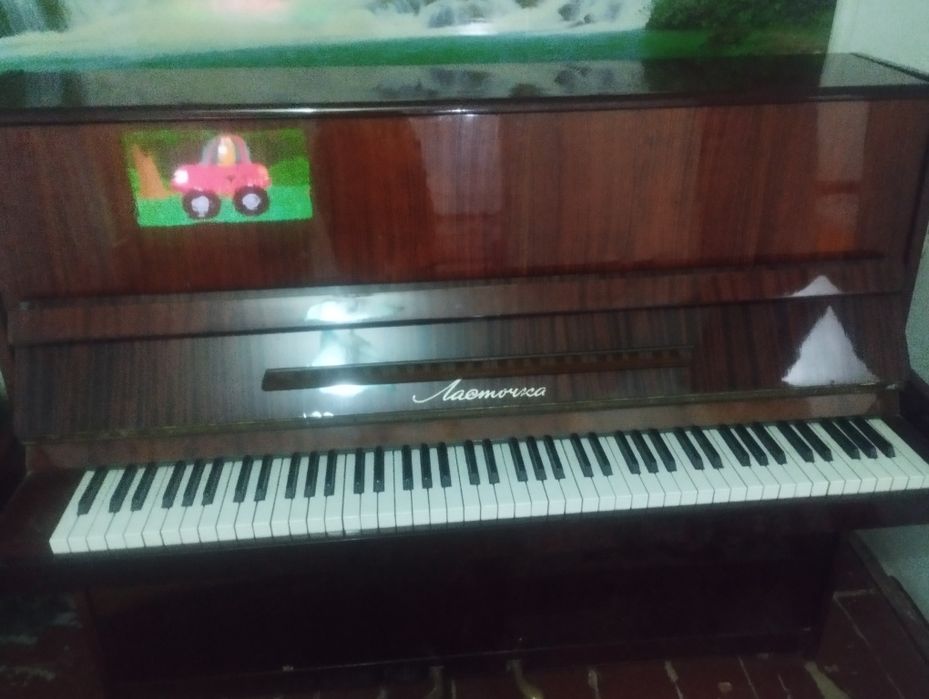 Продам пианино "Ласточка"