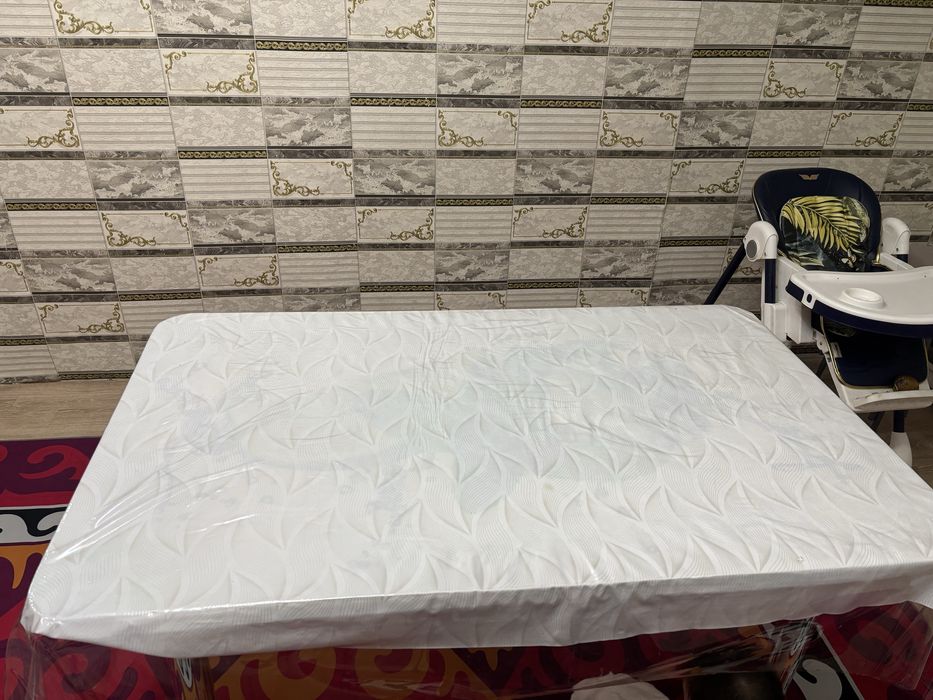 Продам кухонный стол с 4 стульями.