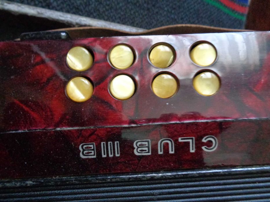 Продавам Акордеон Hohner Club IIIВ