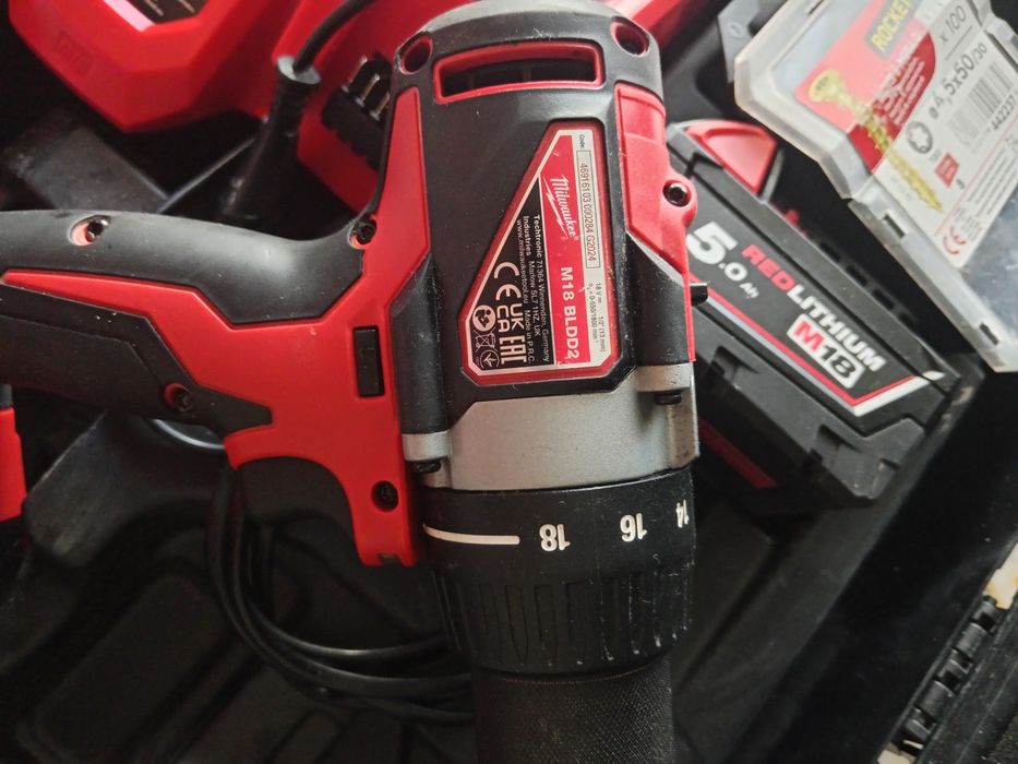 Vând trusa Milwaukee m 18