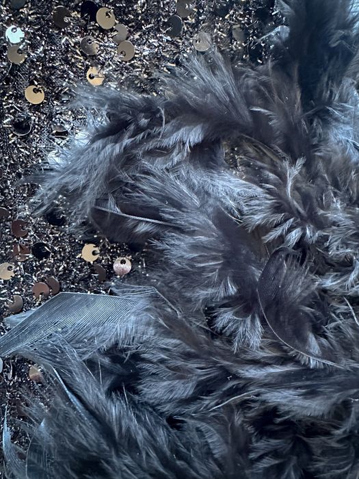 Нова къса черна рокля с пайети и пера