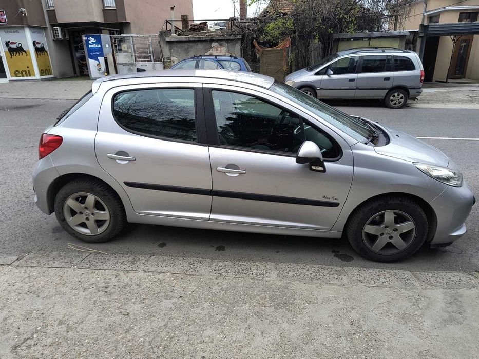 Продавам Peugeot 207 / 2009 година с технически преглед и гражданска отговорност
