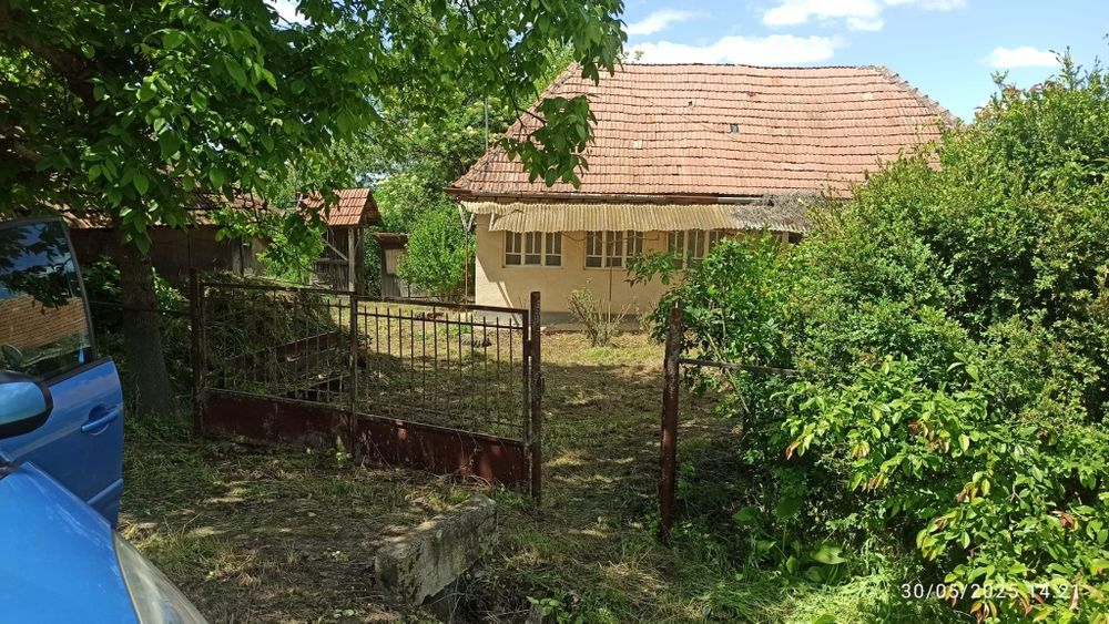 Teren intravilan cu casa bătrâneasca si utilități