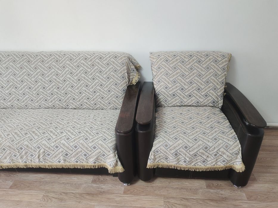 Продам диван с двумя креслами .