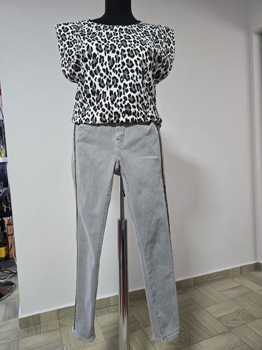 Blugi Zara cu vipusca din paiete argintii, mas S/M