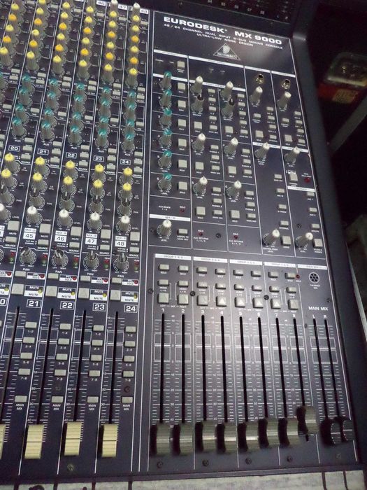 Live&Studio Performance,  Behringer Eurodesk 9000, 48 24 inputs in-line, cu Case