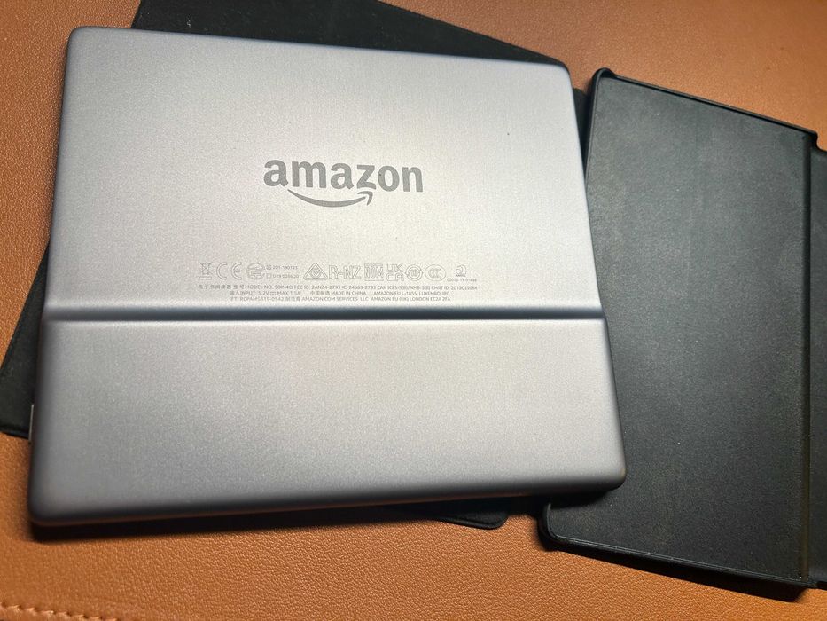 Kindle Oasis 3 with Original Black Case + Clear Case
