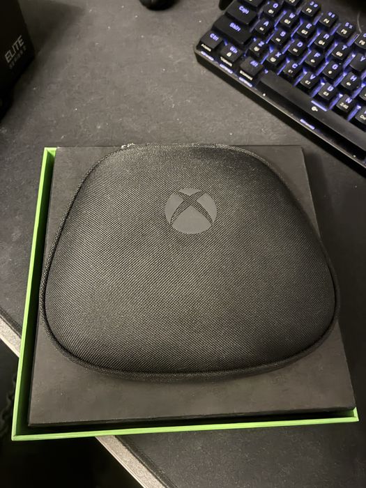 Xbox Elite Controller Series 2 пълен комплект като нов