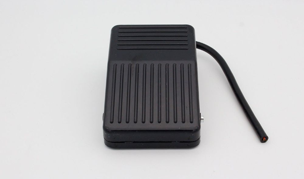 Intrerupator COMUTATOR ELECTRIC pe fir DE PICIOR buton tip pedala ptt