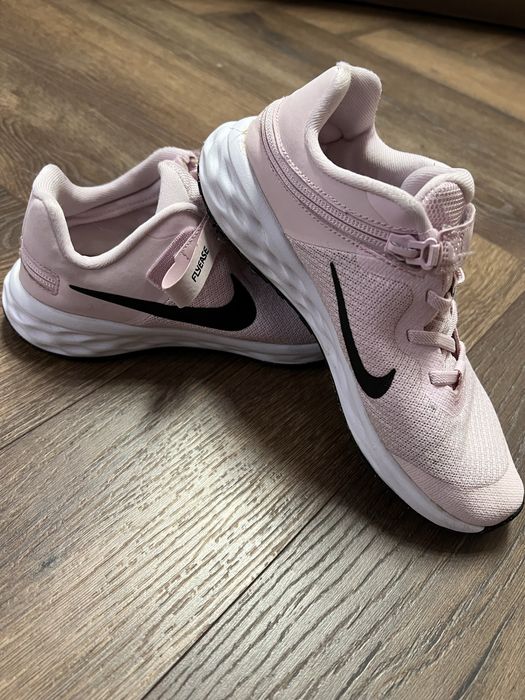 Маратонки Nike.