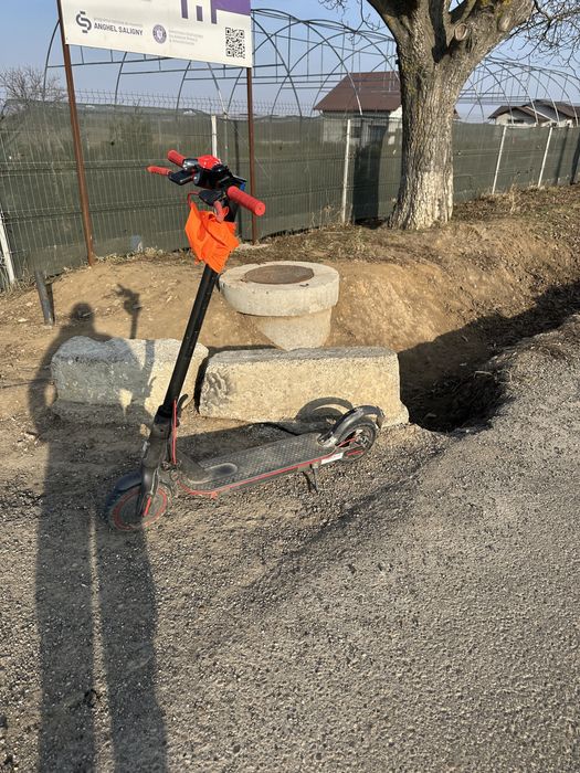 Vand trotineta xiaomi pro2 in stare foarte buna!vand urgent fara livra