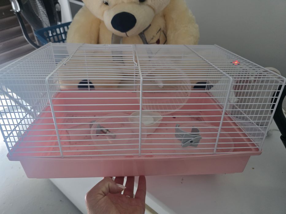 Cusca hamster cu recipient apa,mancare,roata si bol de curatare