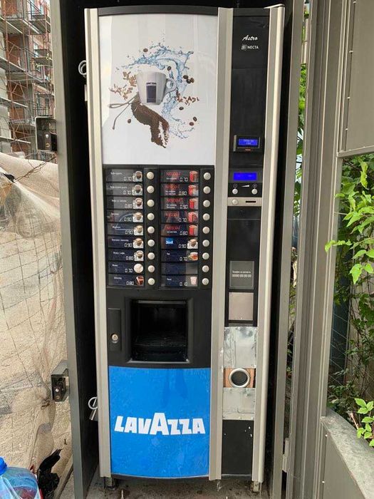 Вендинг Машина NECTA ASTRO с метален куфар и покрив