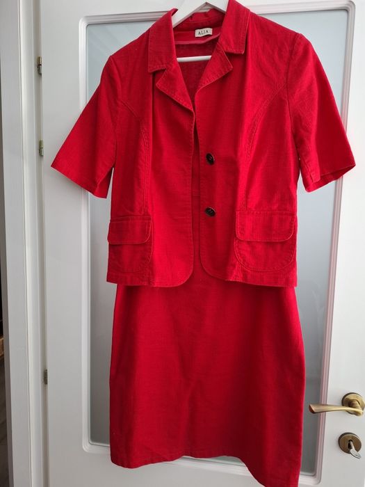 Compleu rosu din in cu sarafan si jacheta